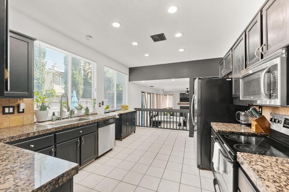 Detail Gallery Image 21 of 52 For 813 Sugar Pine Dr, Lathrop,  CA 95330 - 4 Beds | 3 Baths