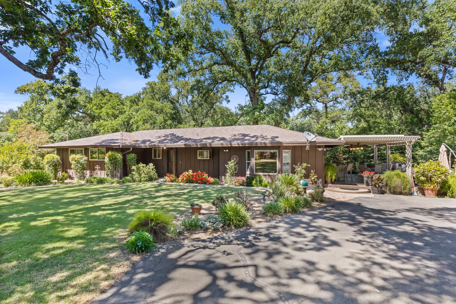 Detail Gallery Image 2 of 59 For 7705 Horseshoe Bar Rd, Loomis,  CA 95650 - 3 Beds | 2 Baths
