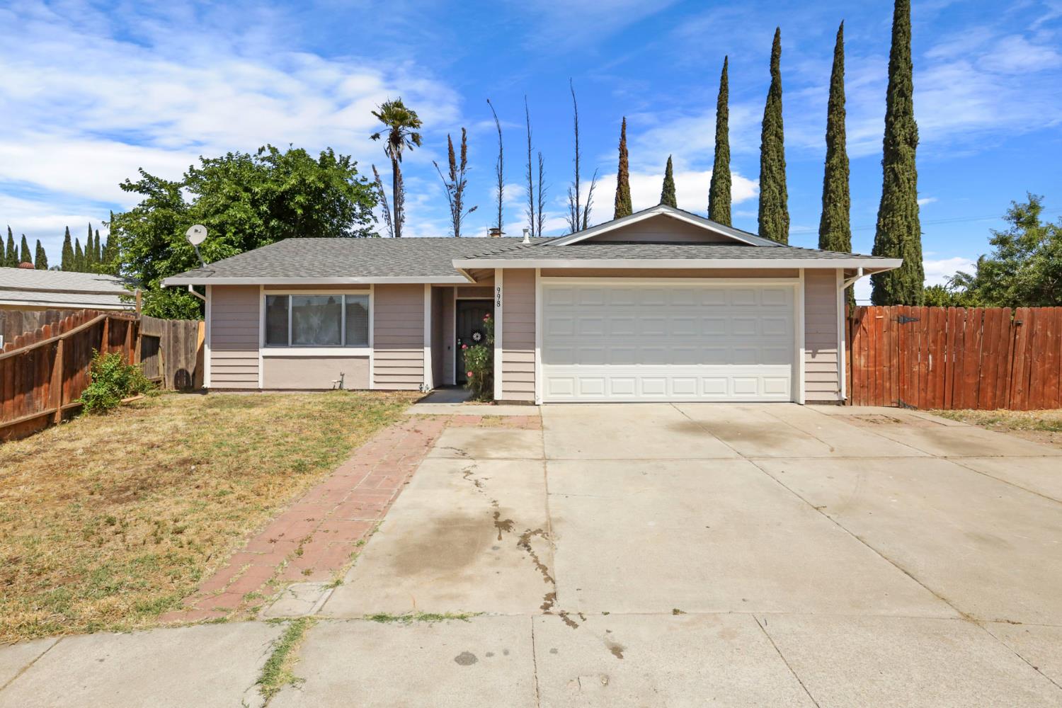 Detail Gallery Image 2 of 32 For 998 Pfister Pl, Manteca,  CA 95336 - 3 Beds | 2 Baths