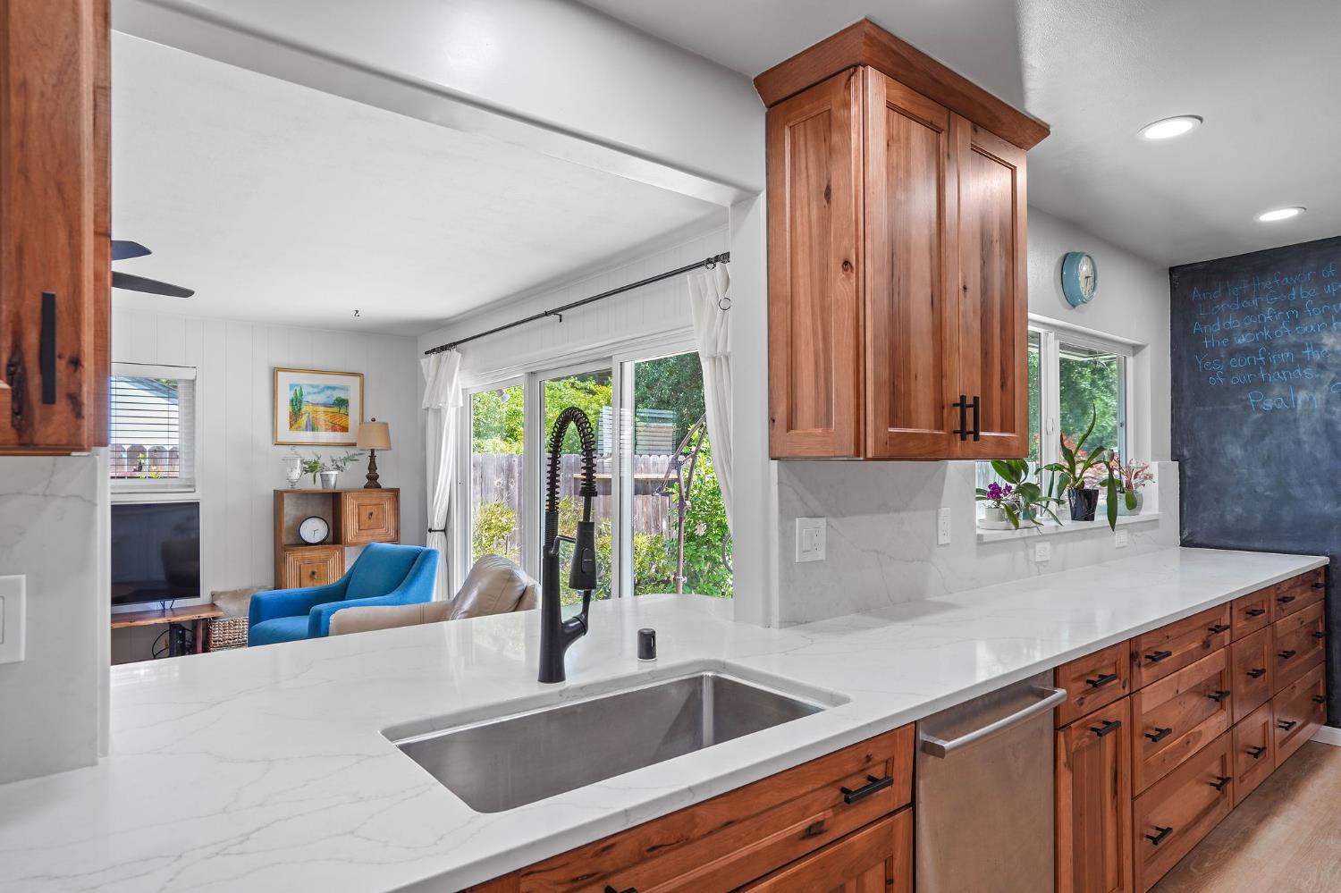 Detail Gallery Image 11 of 28 For 2110 Cascade Rd, Sacramento,  CA 95864 - 3 Beds | 2 Baths