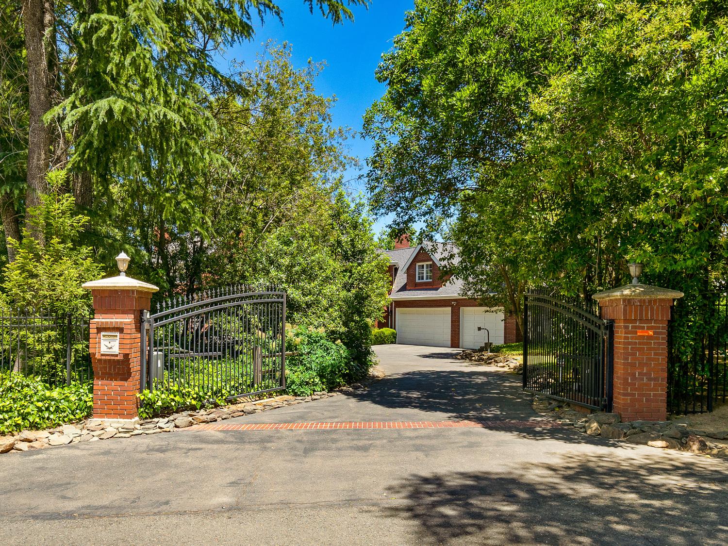 Detail Gallery Image 4 of 85 For 6809 Stanley Ave, Carmichael,  CA 95608 - 5 Beds | 4 Baths