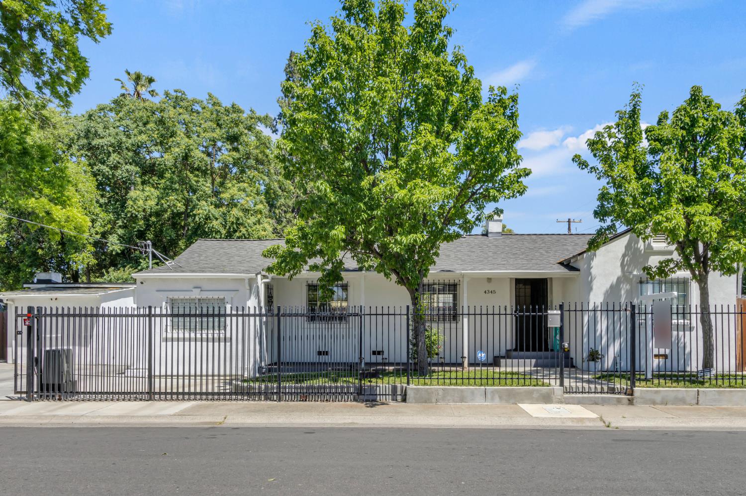 Detail Gallery Image 1 of 46 For 4345 48th St, Sacramento,  CA 95820 - 3 Beds | 2 Baths