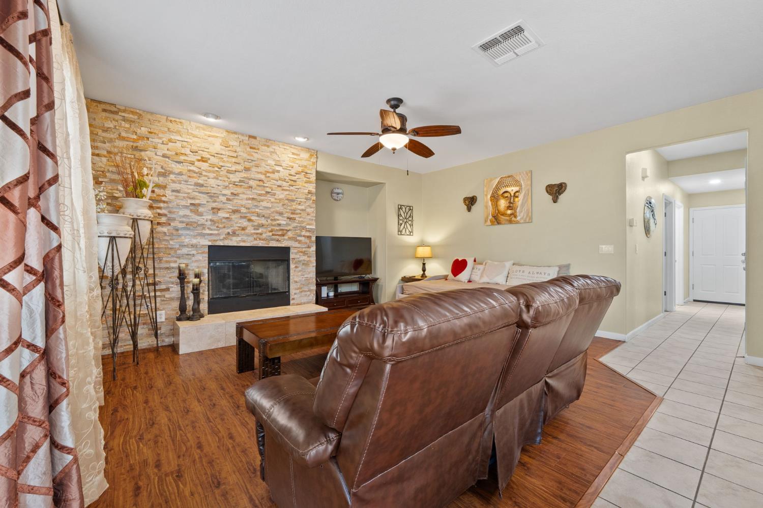 Detail Gallery Image 8 of 33 For 11866 Rubilite Way, Rancho Cordova,  CA 95742 - 4 Beds | 3 Baths