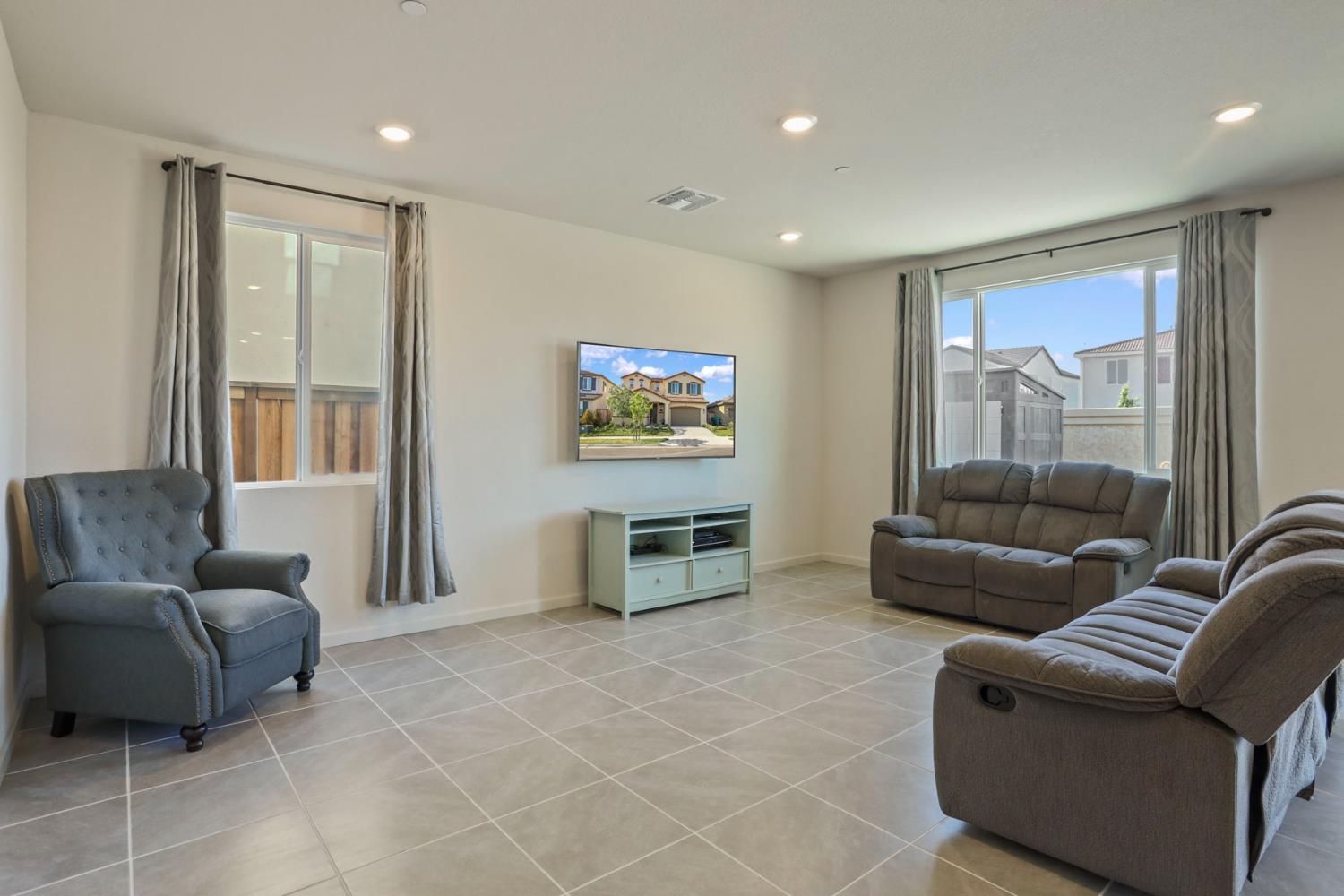 Detail Gallery Image 12 of 64 For 6925 Foraker Dr, Stockton,  CA 95219 - 5 Beds | 3/1 Baths