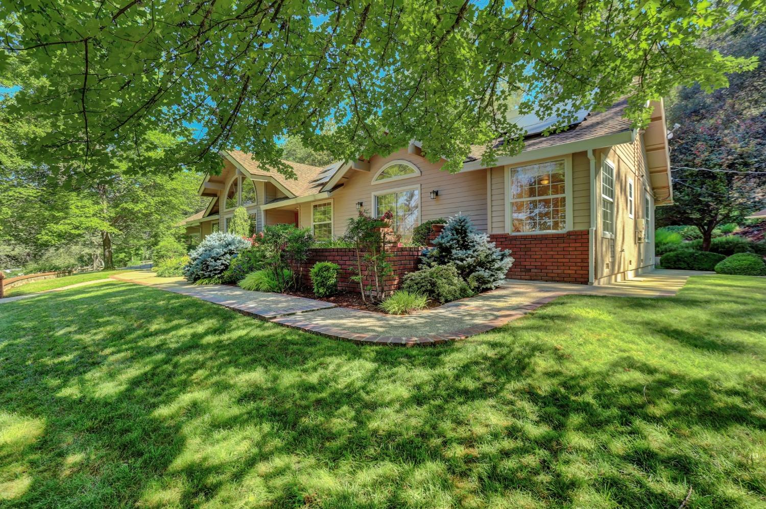 Detail Gallery Image 2 of 99 For 16949 Round Valley Cir, Grass Valley,  CA 95949 - 3 Beds | 2/1 Baths