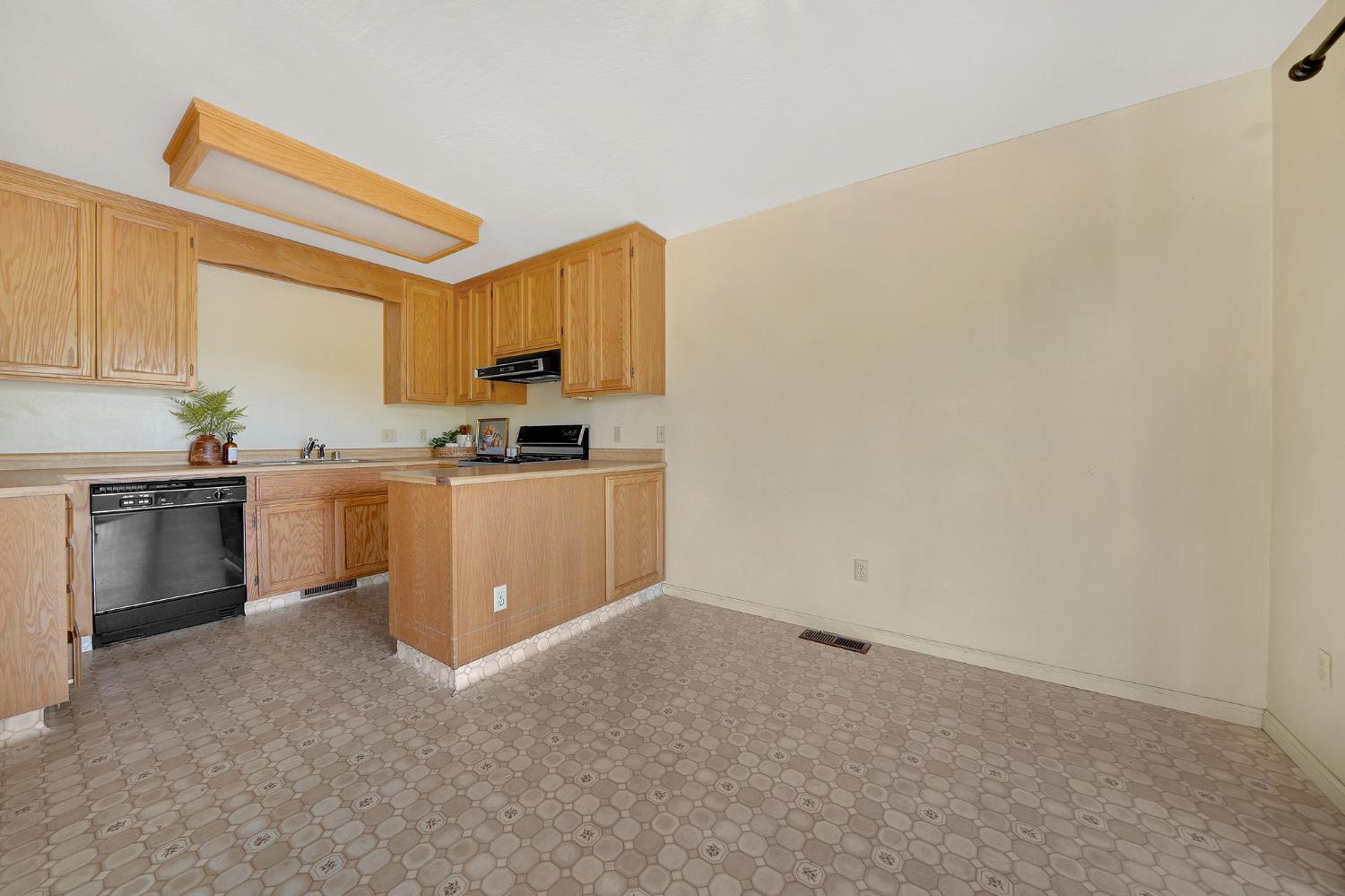 Detail Gallery Image 13 of 61 For 6816 Italian Vista Ct, Mokelumne Hill,  CA 95245 - 3 Beds | 2 Baths
