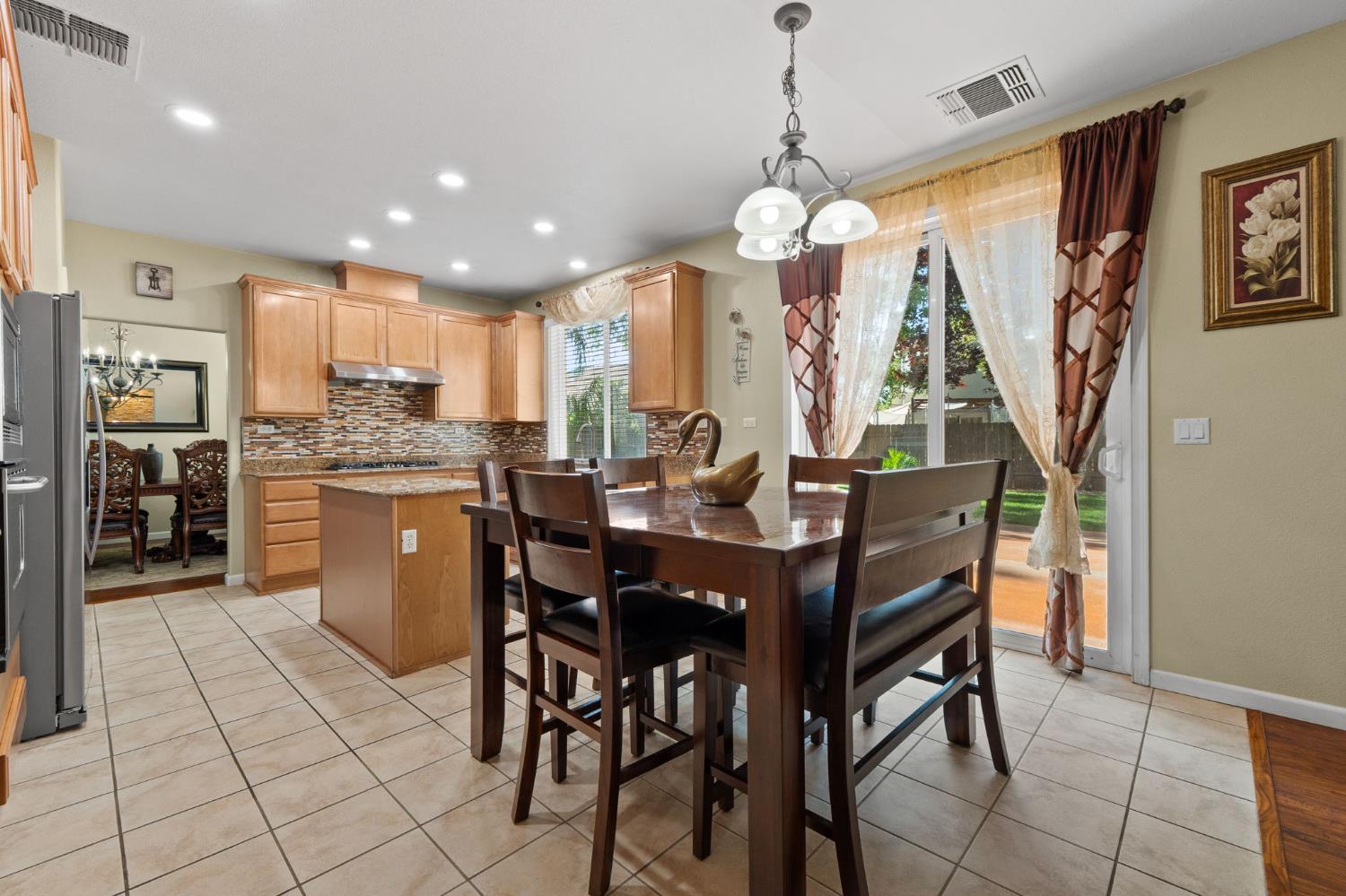 Detail Gallery Image 9 of 33 For 11866 Rubilite Way, Rancho Cordova,  CA 95742 - 4 Beds | 3 Baths