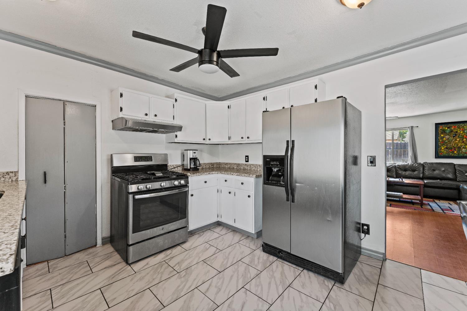 Detail Gallery Image 6 of 16 For 2344 Boxwood St, Sacramento,  CA 95815 - 3 Beds | 1 Baths