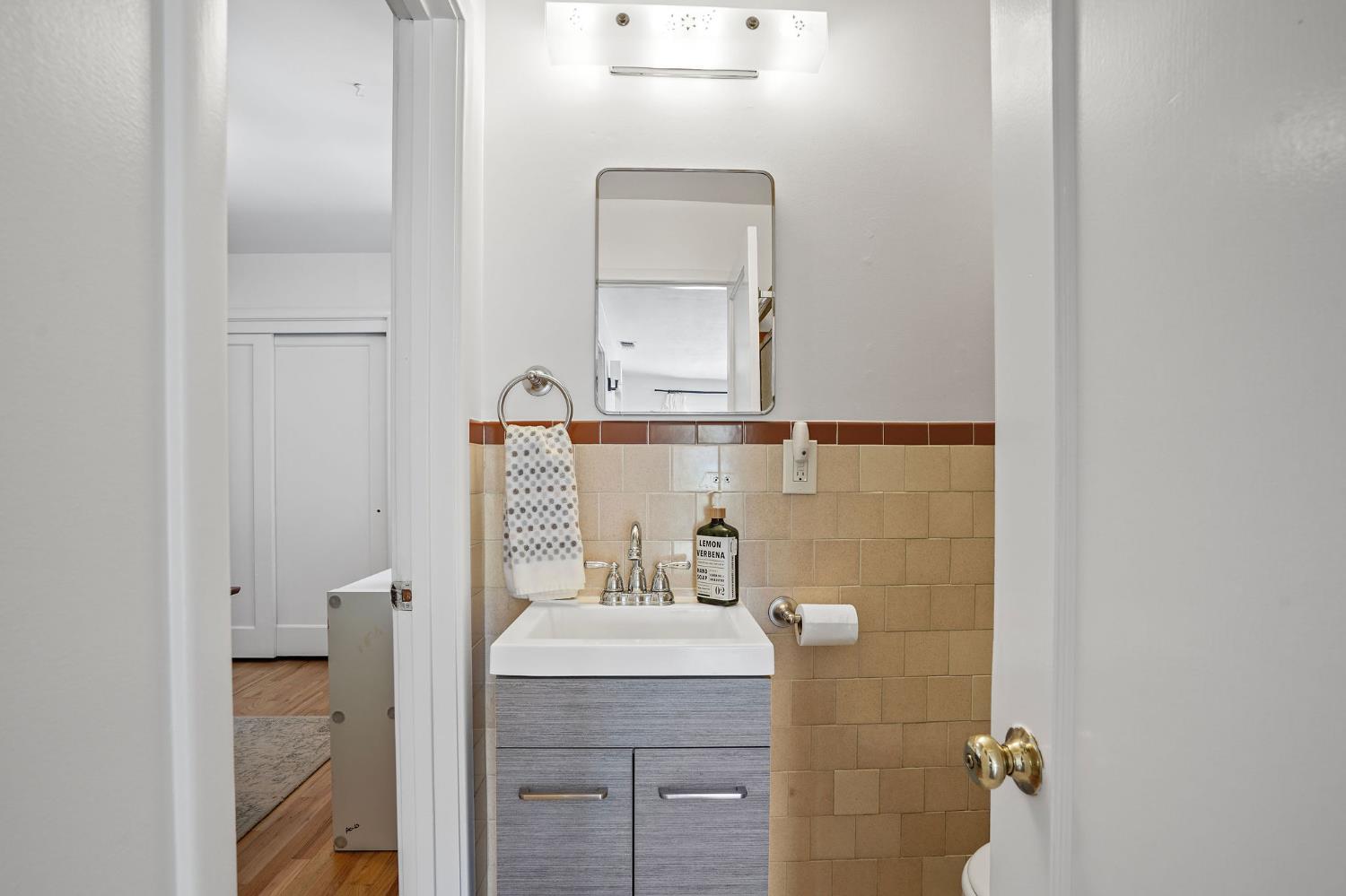 Detail Gallery Image 13 of 28 For 2110 Cascade Rd, Sacramento,  CA 95864 - 3 Beds | 2 Baths