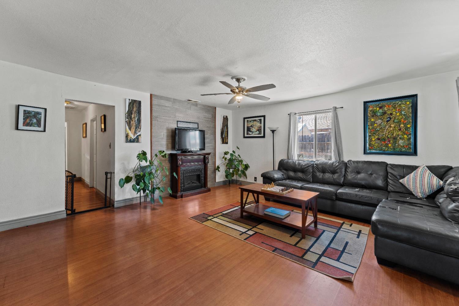 Detail Gallery Image 2 of 16 For 2344 Boxwood St, Sacramento,  CA 95815 - 3 Beds | 1 Baths