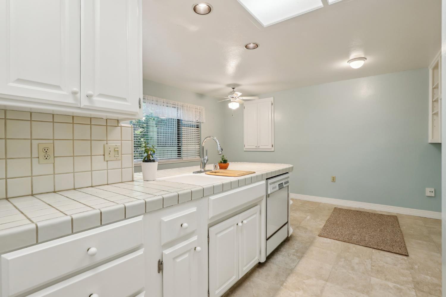 Detail Gallery Image 9 of 47 For 84 Riverknoll Pl, Carmichael,  CA 95608 - 2 Beds | 2/1 Baths