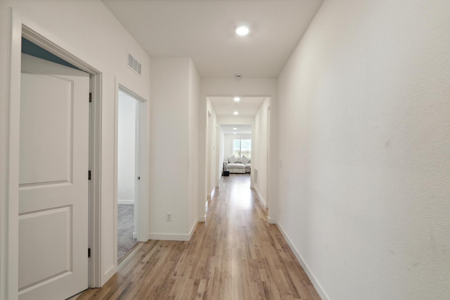 Detail Gallery Image 6 of 37 For 8628 Lakha Cir, Sacramento,  CA 95828 - 4 Beds | 2 Baths