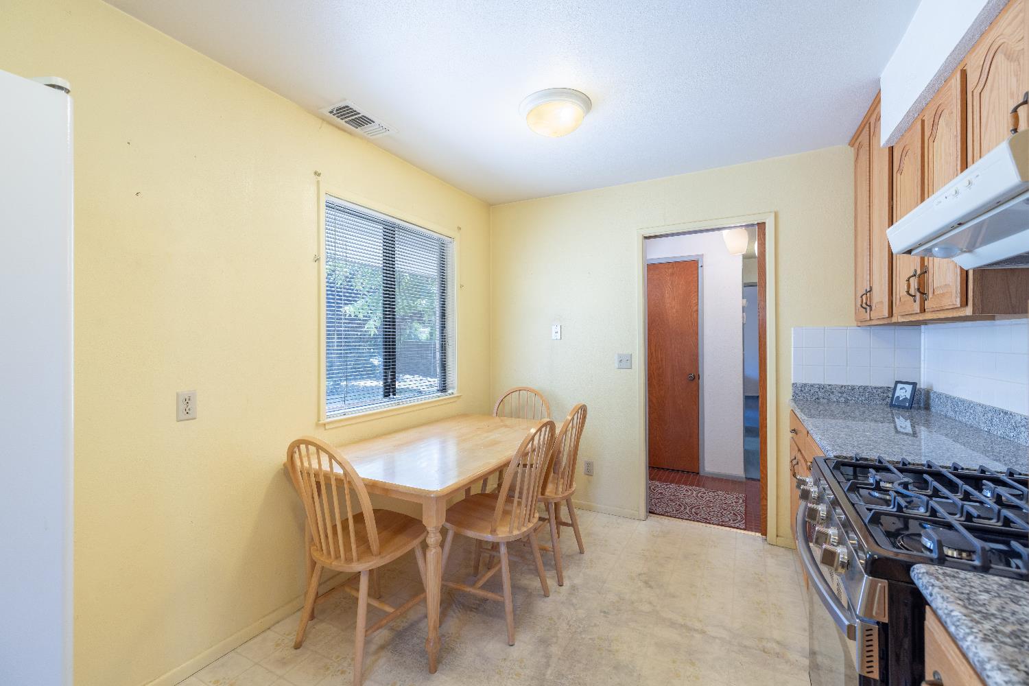 Detail Gallery Image 11 of 40 For 5541 Mariposa Ave, Citrus Heights,  CA 95610 - 3 Beds | 2 Baths