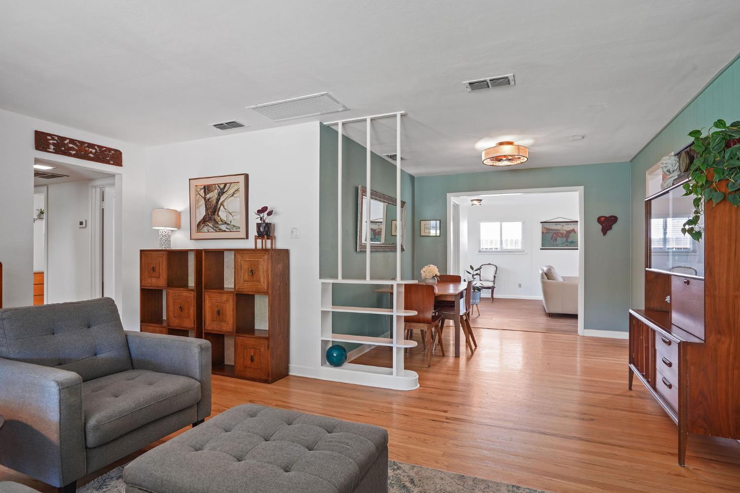 Detail Gallery Image 4 of 28 For 2110 Cascade Rd, Sacramento,  CA 95864 - 3 Beds | 2 Baths
