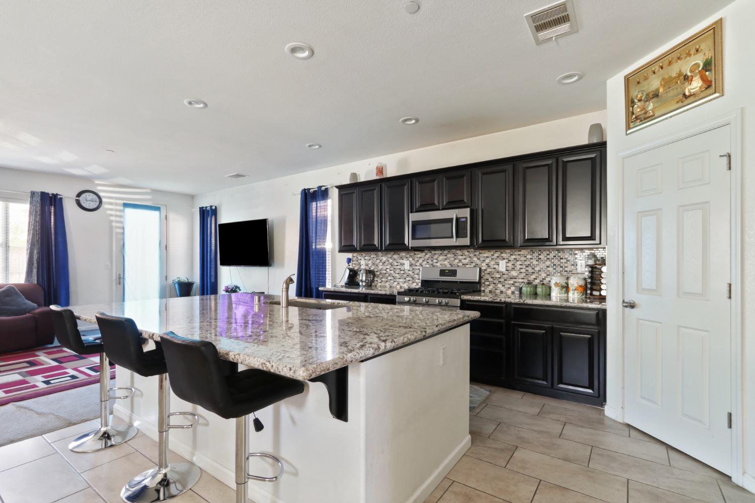 Detail Gallery Image 13 of 45 For 2015 Davis St, Woodland,  CA 95776 - 5 Beds | 3 Baths