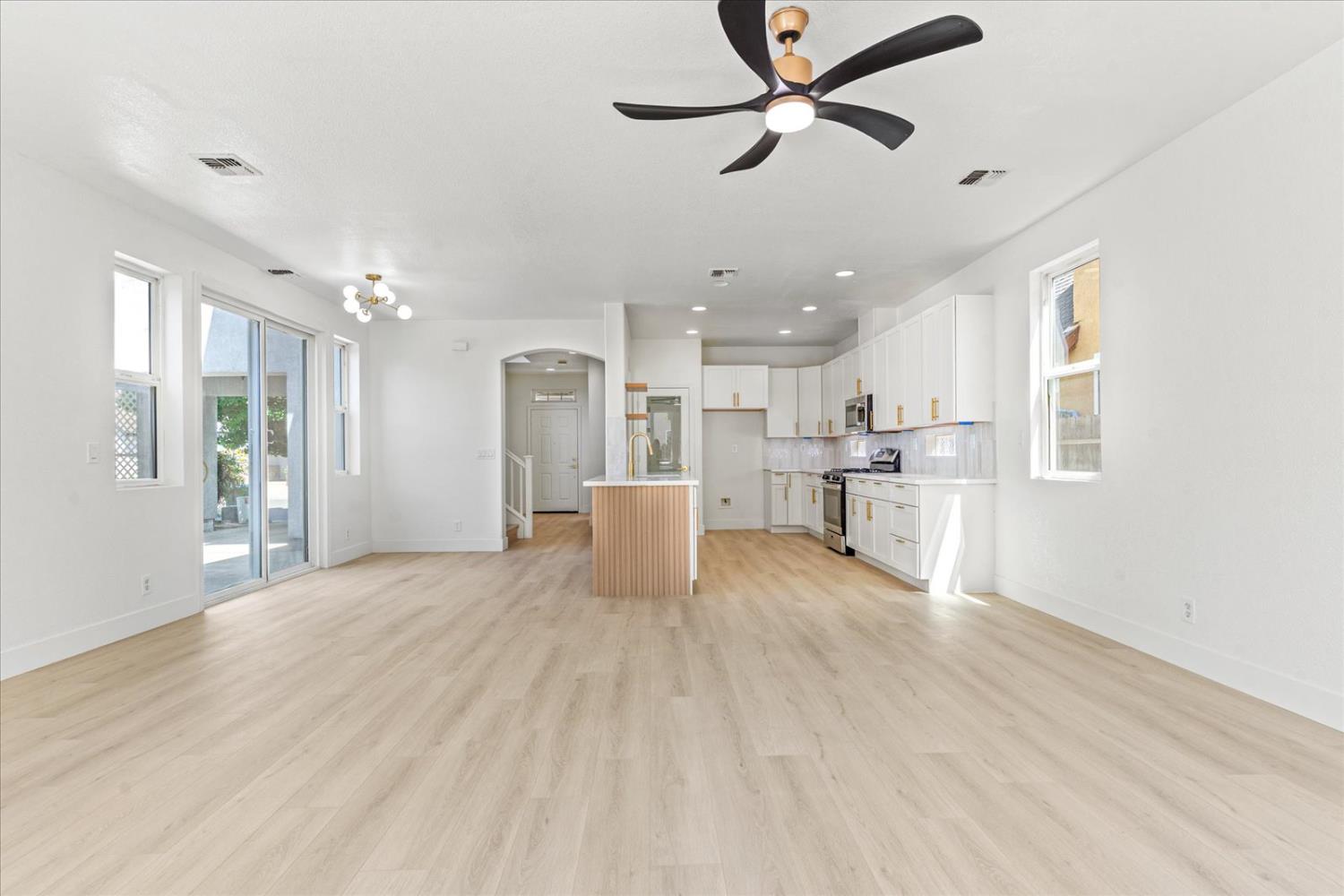 Detail Gallery Image 18 of 63 For 156 Bristol Way, Yuba City,  CA 95993 - 5 Beds | 2/1 Baths