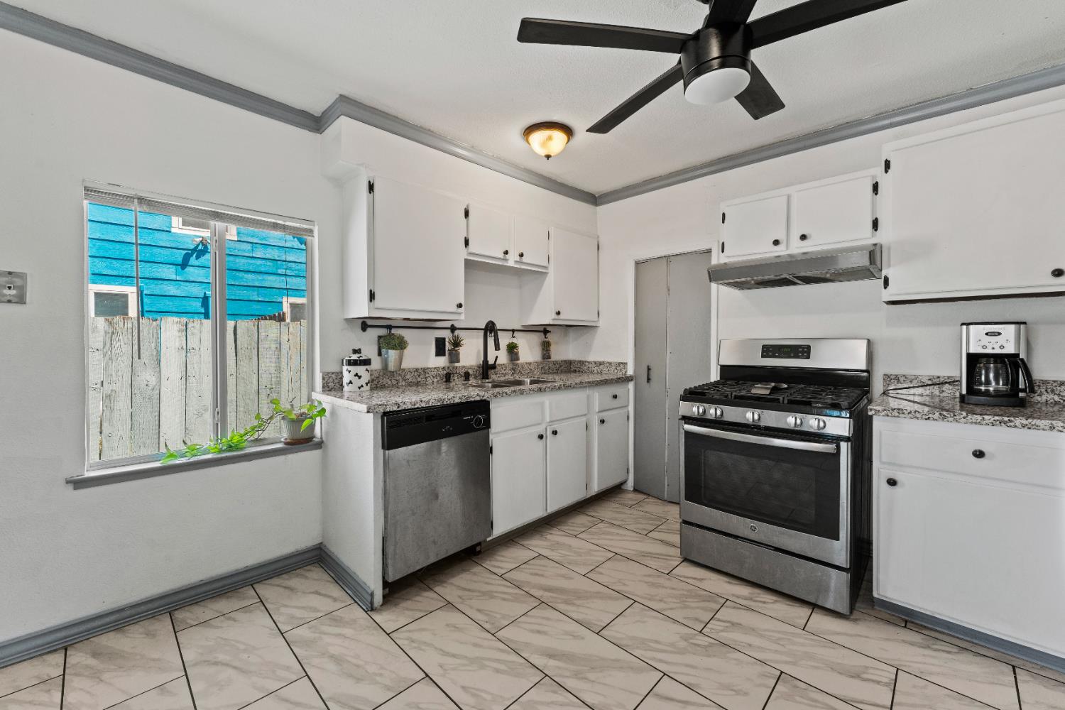 Detail Gallery Image 3 of 16 For 2344 Boxwood St, Sacramento,  CA 95815 - 3 Beds | 1 Baths