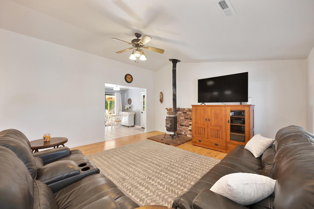 Detail Gallery Image 7 of 44 For 2120 Lovejoy Ln, Cool,  CA 95614 - 3 Beds | 2 Baths