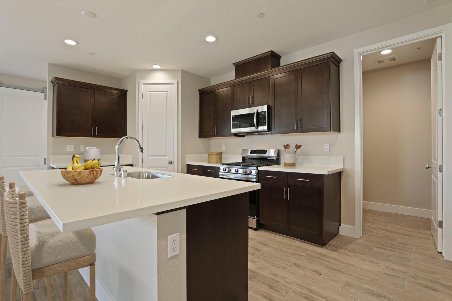 Detail Gallery Image 1 of 34 For 2176 Enchantment Dr, Manteca,  CA 95337 - 3 Beds | 2/1 Baths