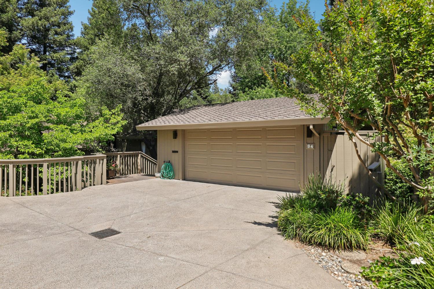 Detail Gallery Image 1 of 47 For 84 Riverknoll Pl, Carmichael,  CA 95608 - 2 Beds | 2/1 Baths