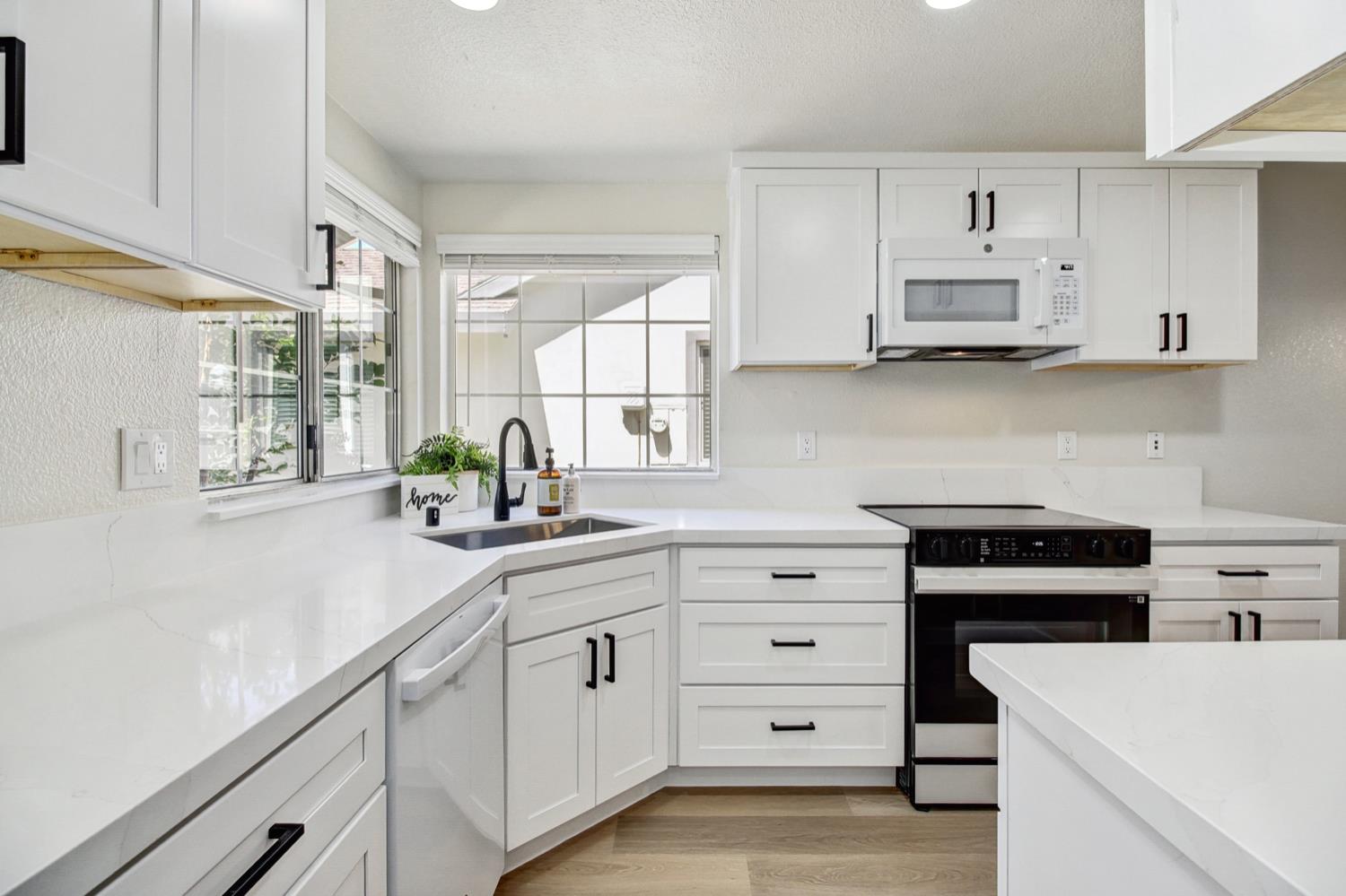 Detail Gallery Image 1 of 43 For 8135 Traver Ct, Sacramento,  CA 95828 - 3 Beds | 2 Baths