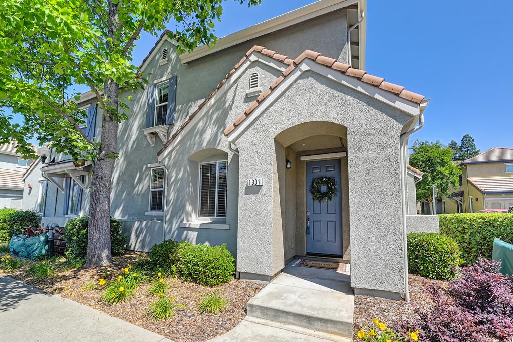 Detail Gallery Image 1 of 31 For 1301 Dante Cir, Roseville,  CA 95678 - 2 Beds | 2/1 Baths