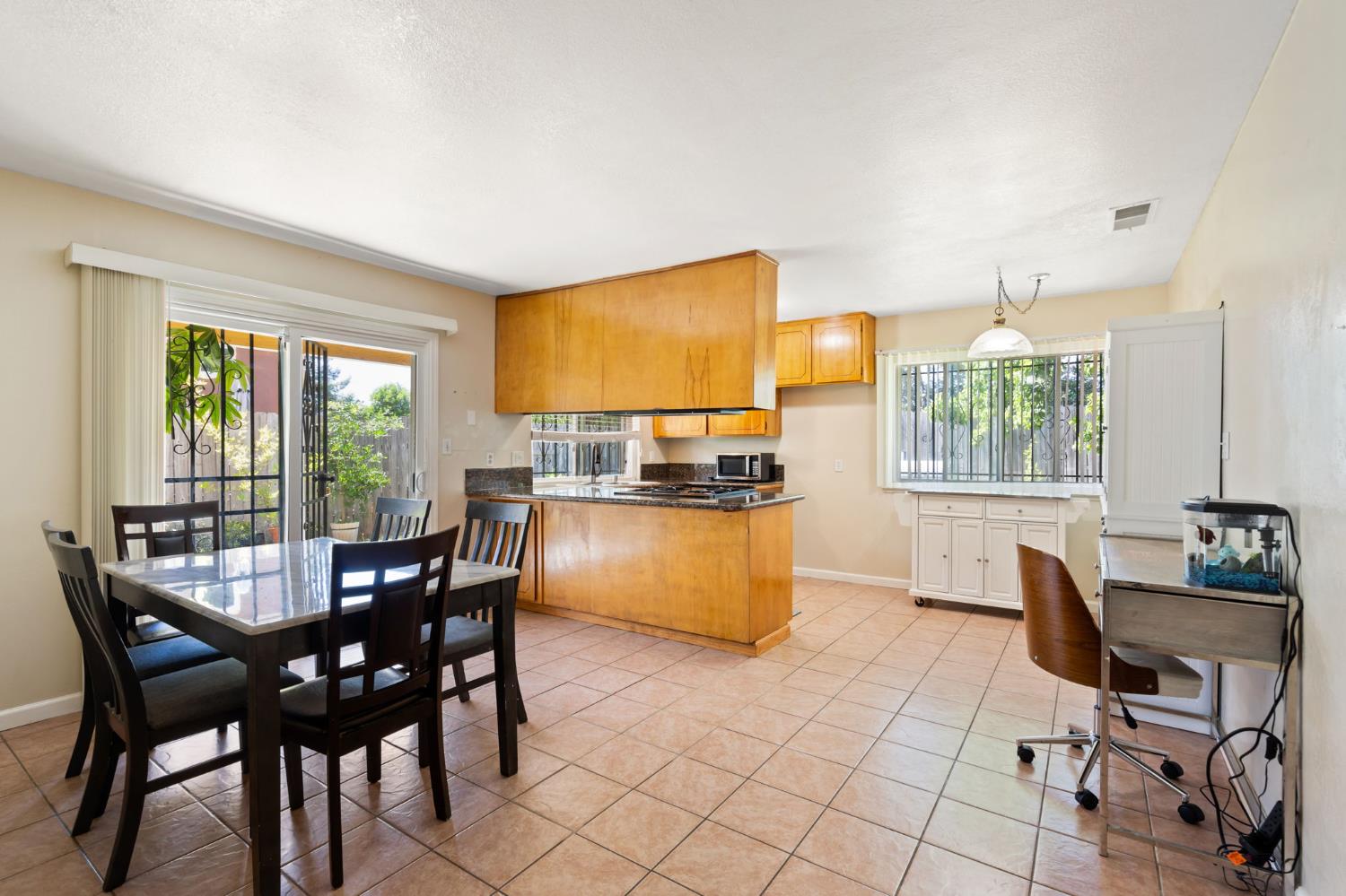 Detail Gallery Image 9 of 23 For 6099 Heath Way, Sacramento,  CA 95823 - 3 Beds | 2 Baths