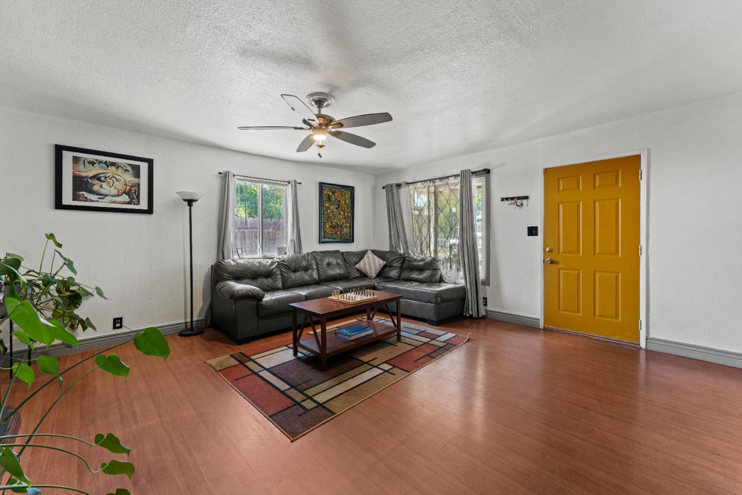 Detail Gallery Image 5 of 16 For 2344 Boxwood St, Sacramento,  CA 95815 - 3 Beds | 1 Baths