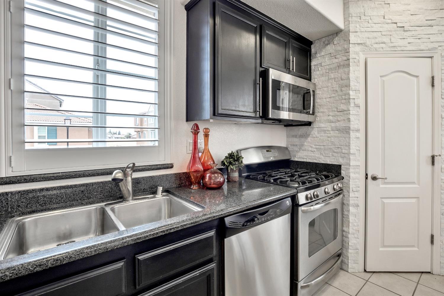 Detail Gallery Image 11 of 37 For 1708 Camino Real Way, Roseville,  CA 95747 - 3 Beds | 3/1 Baths