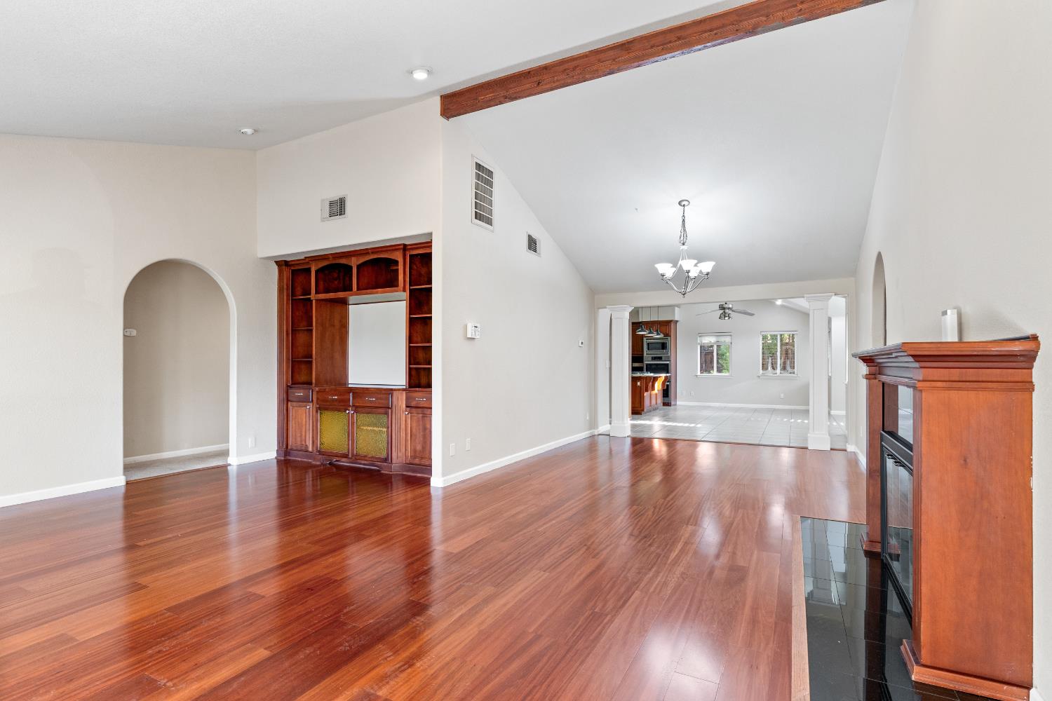 Detail Gallery Image 8 of 49 For 7948 Orange Ave, Fair Oaks,  CA 95628 - 4 Beds | 3 Baths