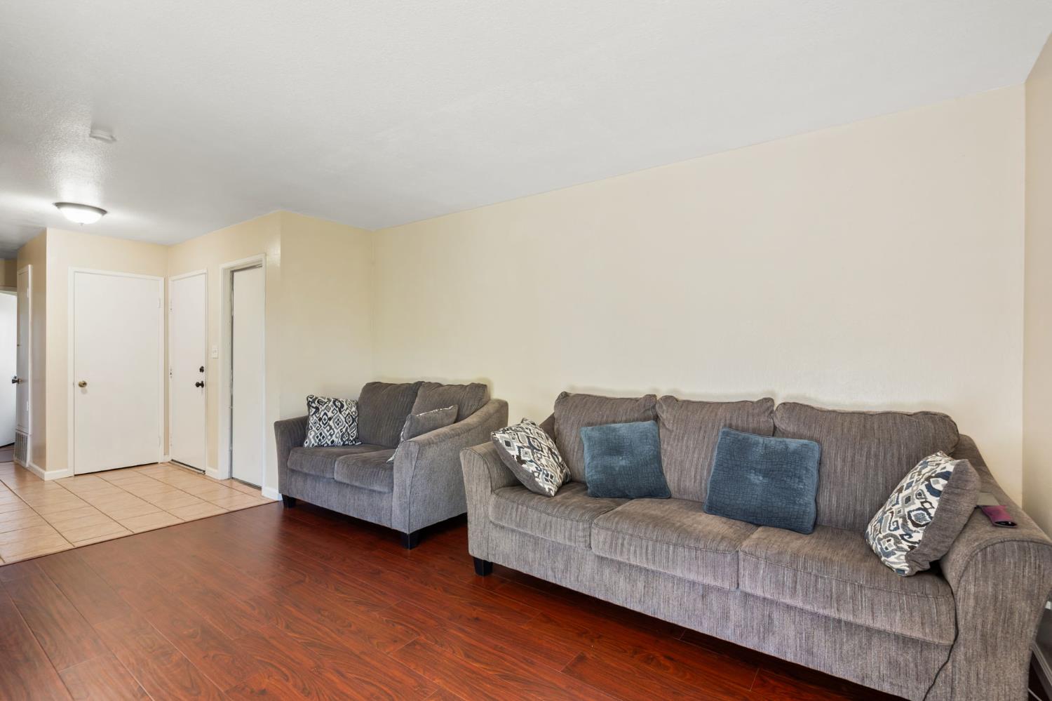 Detail Gallery Image 7 of 23 For 6099 Heath Way, Sacramento,  CA 95823 - 3 Beds | 2 Baths
