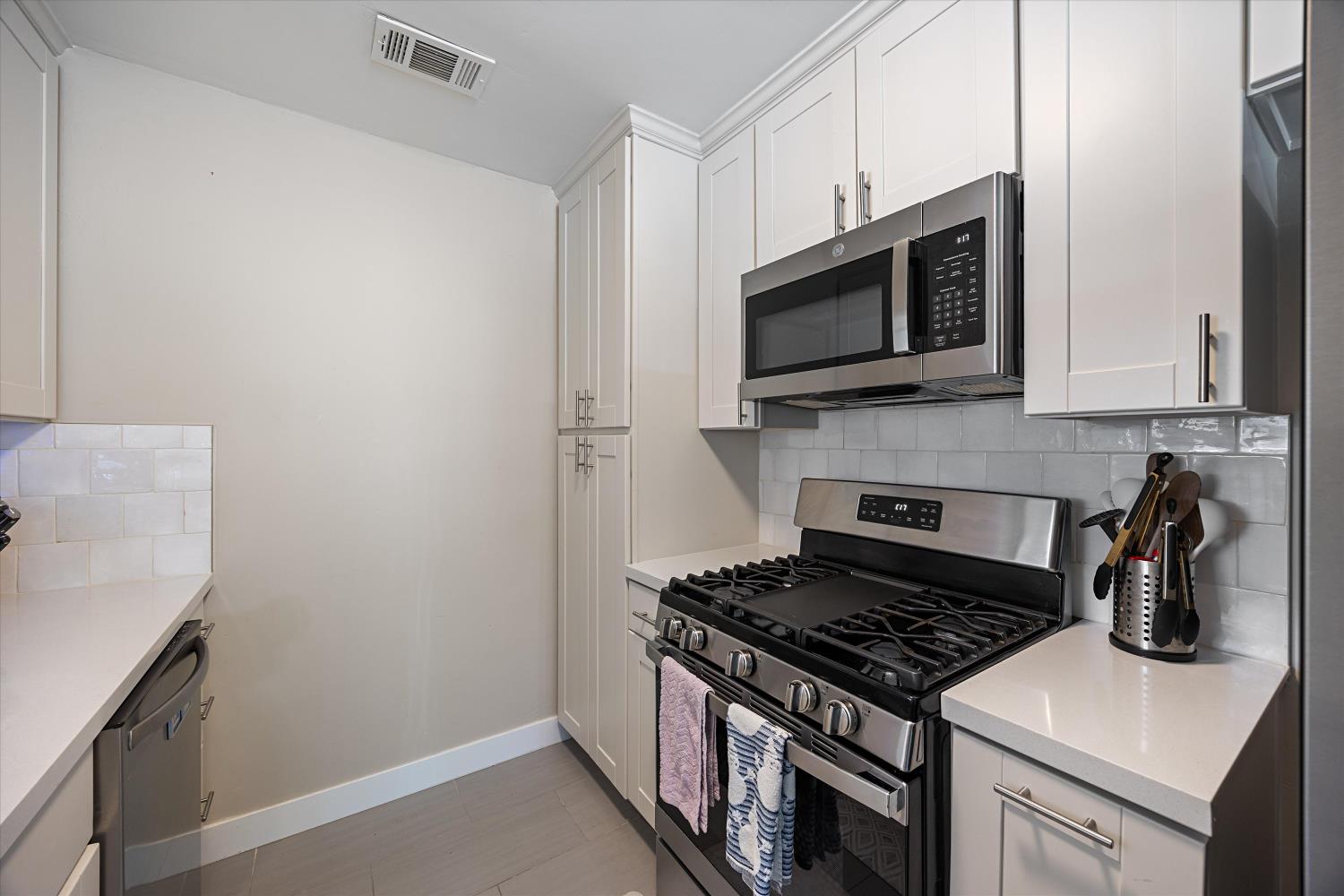Detail Gallery Image 11 of 24 For 1012 Arrowhead Ave, Rio Linda,  CA 95673 - 3 Beds | 2 Baths
