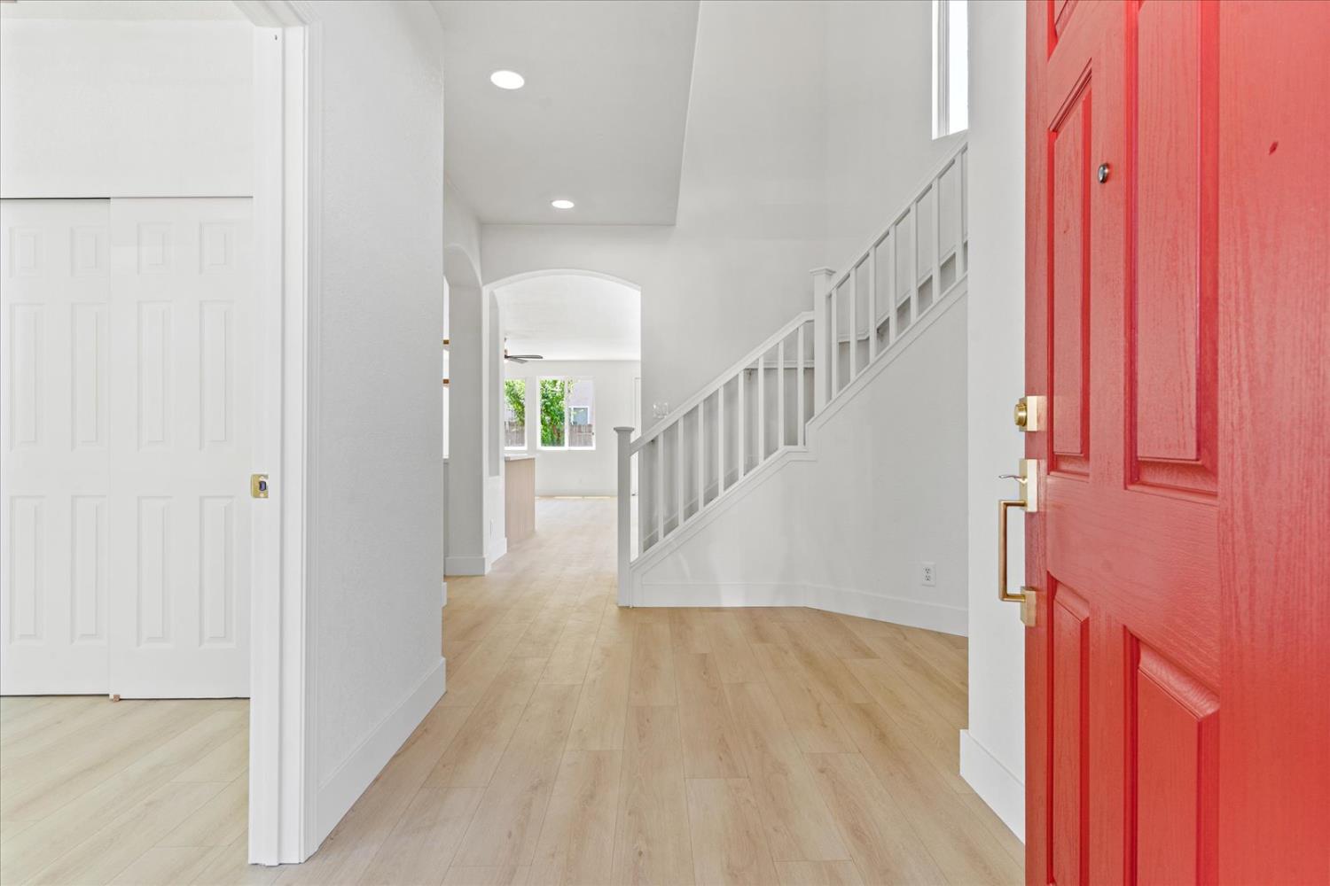 Detail Gallery Image 4 of 63 For 156 Bristol Way, Yuba City,  CA 95993 - 5 Beds | 2/1 Baths