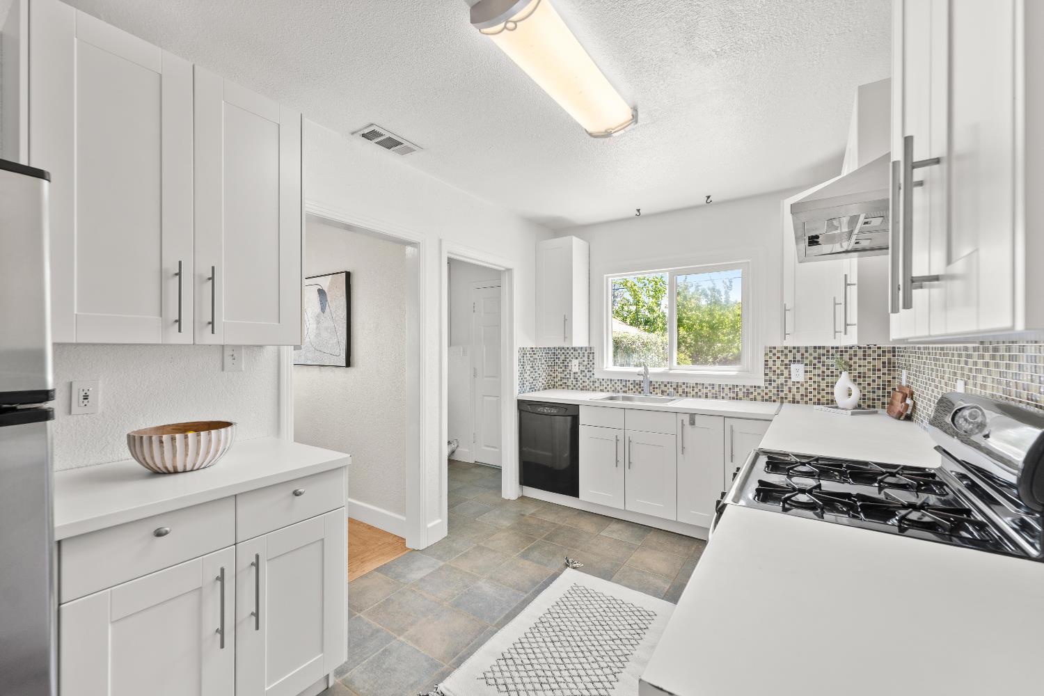 Detail Gallery Image 14 of 51 For 3914 12th Ave, Sacramento,  CA 95817 - 2 Beds | 1 Baths