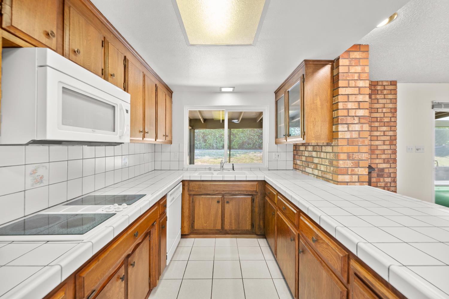 Detail Gallery Image 10 of 30 For 5030 Rimwood Dr, Fair Oaks,  CA 95628 - 3 Beds | 2 Baths