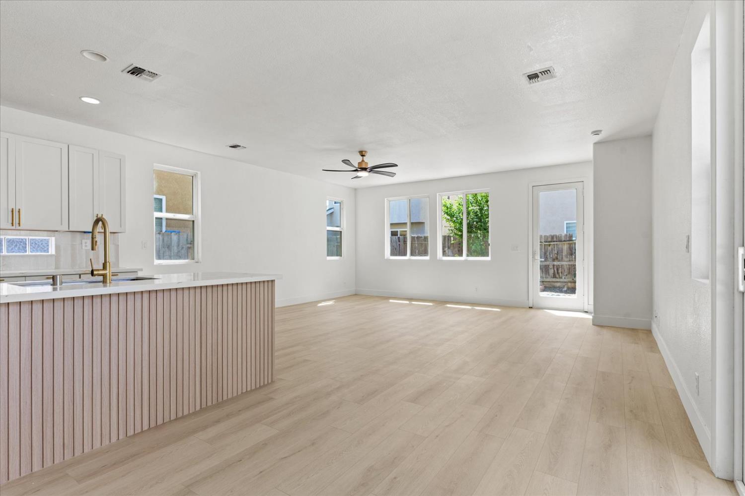 Detail Gallery Image 15 of 63 For 156 Bristol Way, Yuba City,  CA 95993 - 5 Beds | 2/1 Baths