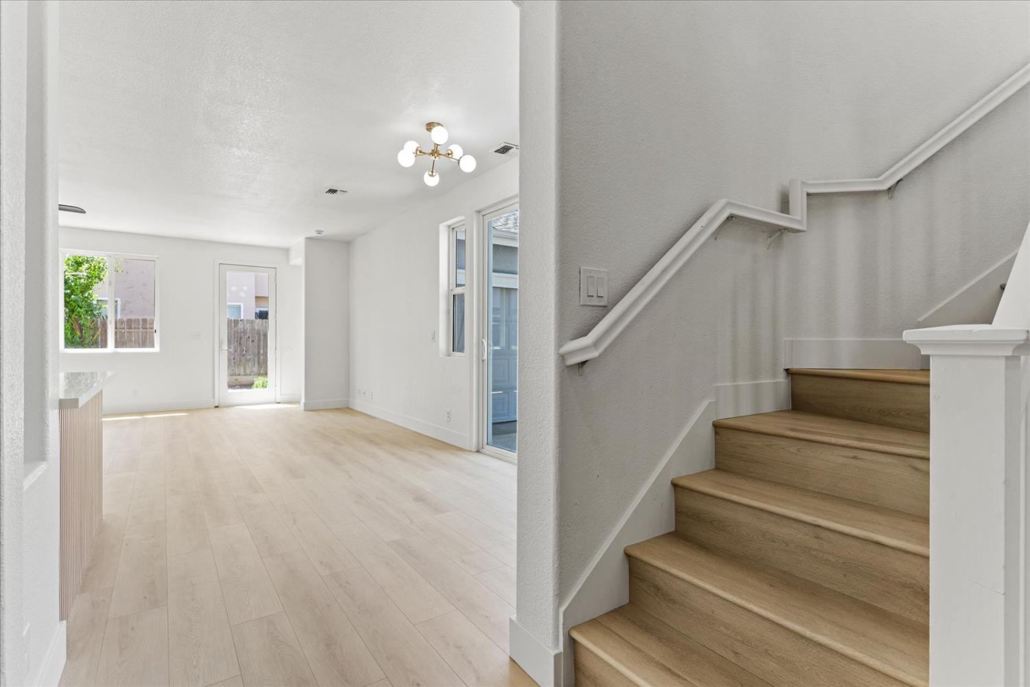 Detail Gallery Image 13 of 63 For 156 Bristol Way, Yuba City,  CA 95993 - 5 Beds | 2/1 Baths