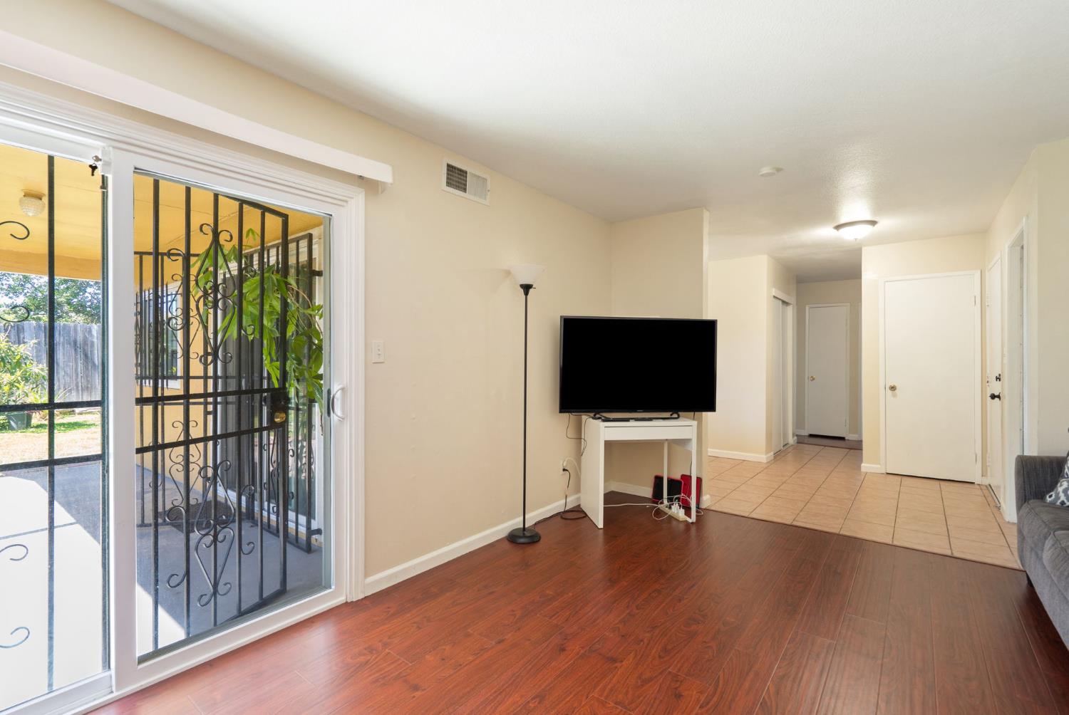 Detail Gallery Image 6 of 23 For 6099 Heath Way, Sacramento,  CA 95823 - 3 Beds | 2 Baths