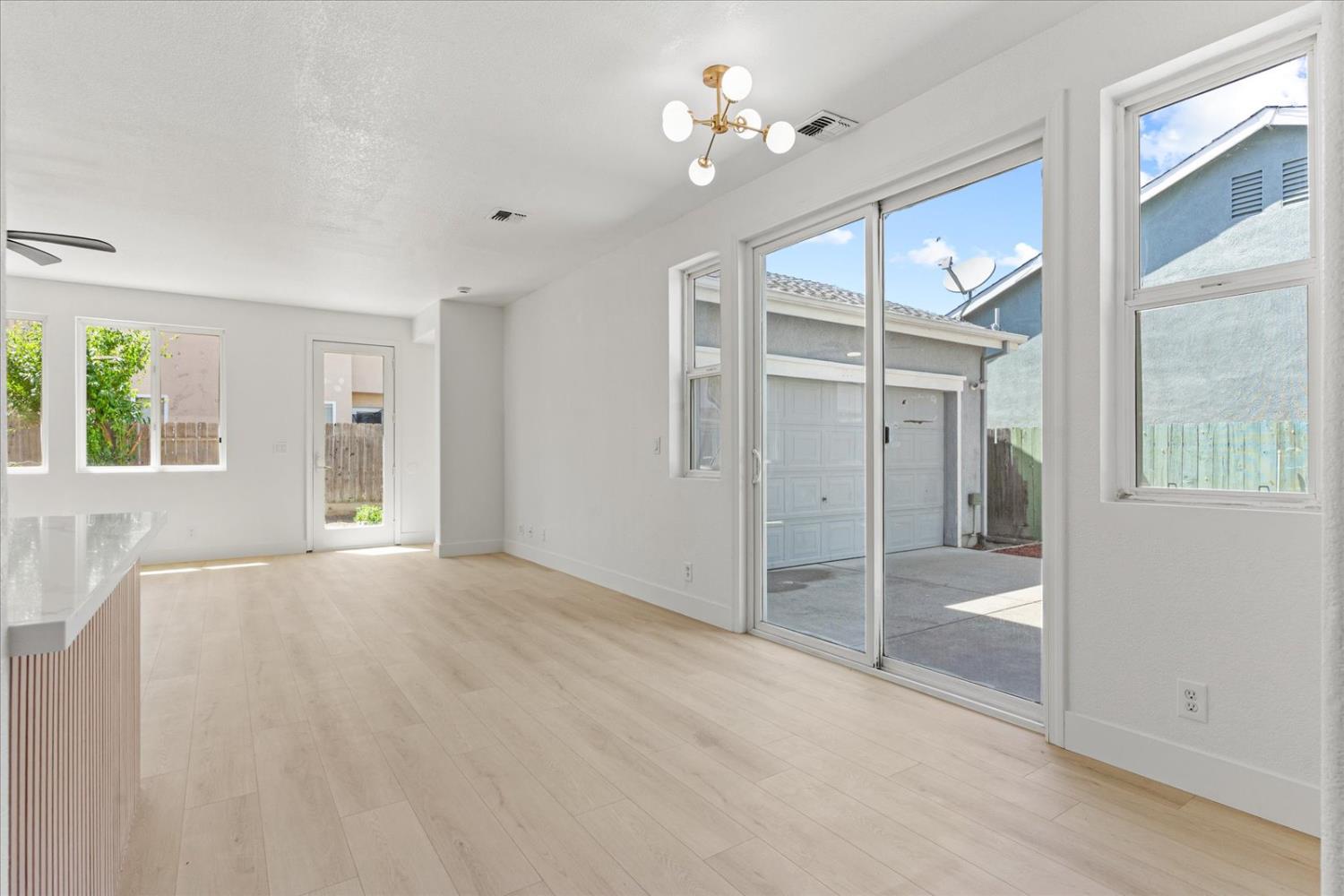 Detail Gallery Image 14 of 63 For 156 Bristol Way, Yuba City,  CA 95993 - 5 Beds | 2/1 Baths
