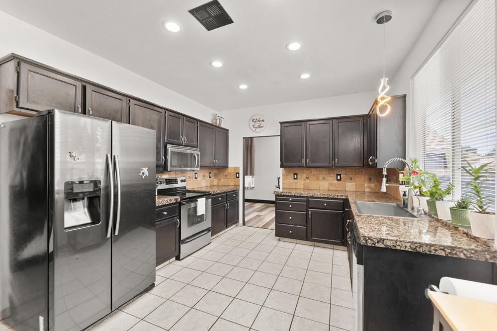 Detail Gallery Image 22 of 52 For 813 Sugar Pine Dr, Lathrop,  CA 95330 - 4 Beds | 3 Baths