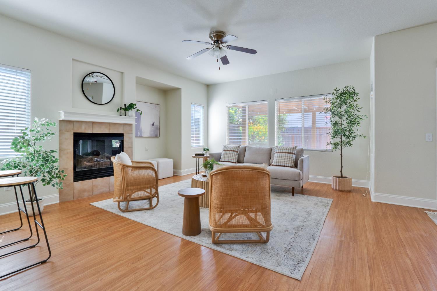 Detail Gallery Image 6 of 34 For 9588 Fetlock Way, Elk Grove,  CA 95624 - 3 Beds | 2 Baths