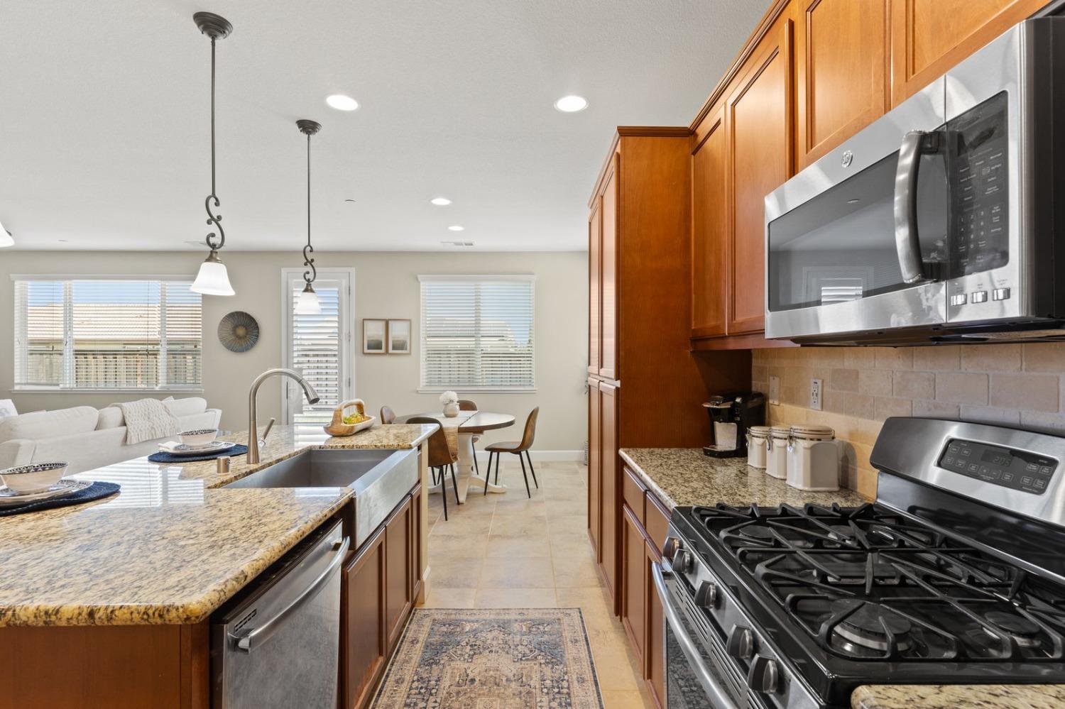 Detail Gallery Image 17 of 73 For 6307 Lookout Pass Way, Rocklin,  CA 95765 - 4 Beds | 3/1 Baths