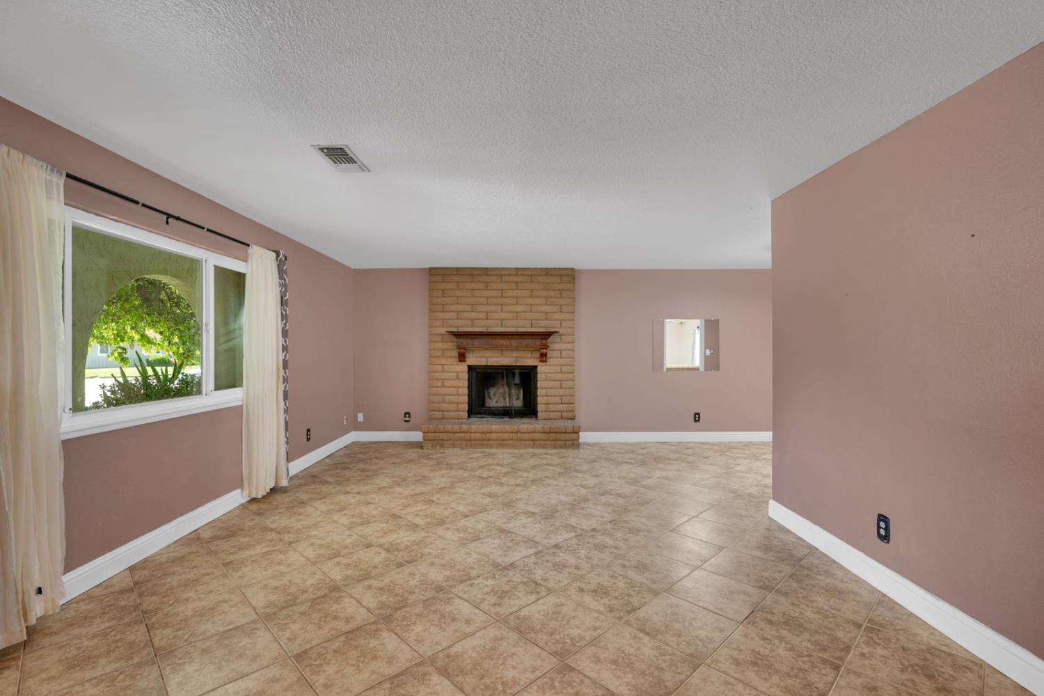 Detail Gallery Image 10 of 44 For 373 Foxmeadow Way, Los Banos,  CA 93635 - 4 Beds | 2 Baths