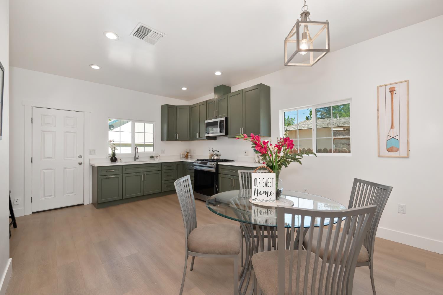 Detail Gallery Image 9 of 27 For 2391 Beaumont St, Sacramento,  CA 95815 - 2 Beds | 2 Baths