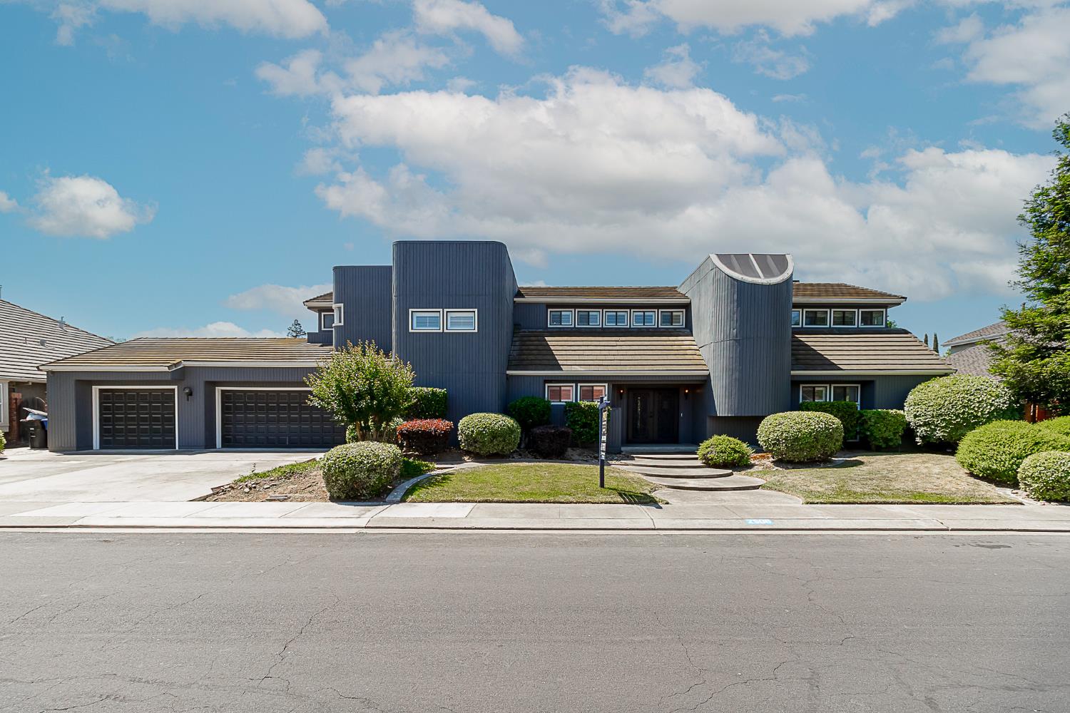 Detail Gallery Image 1 of 35 For 2508 Hilversum Ln, Modesto,  CA 95356 - 5 Beds | 3/1 Baths