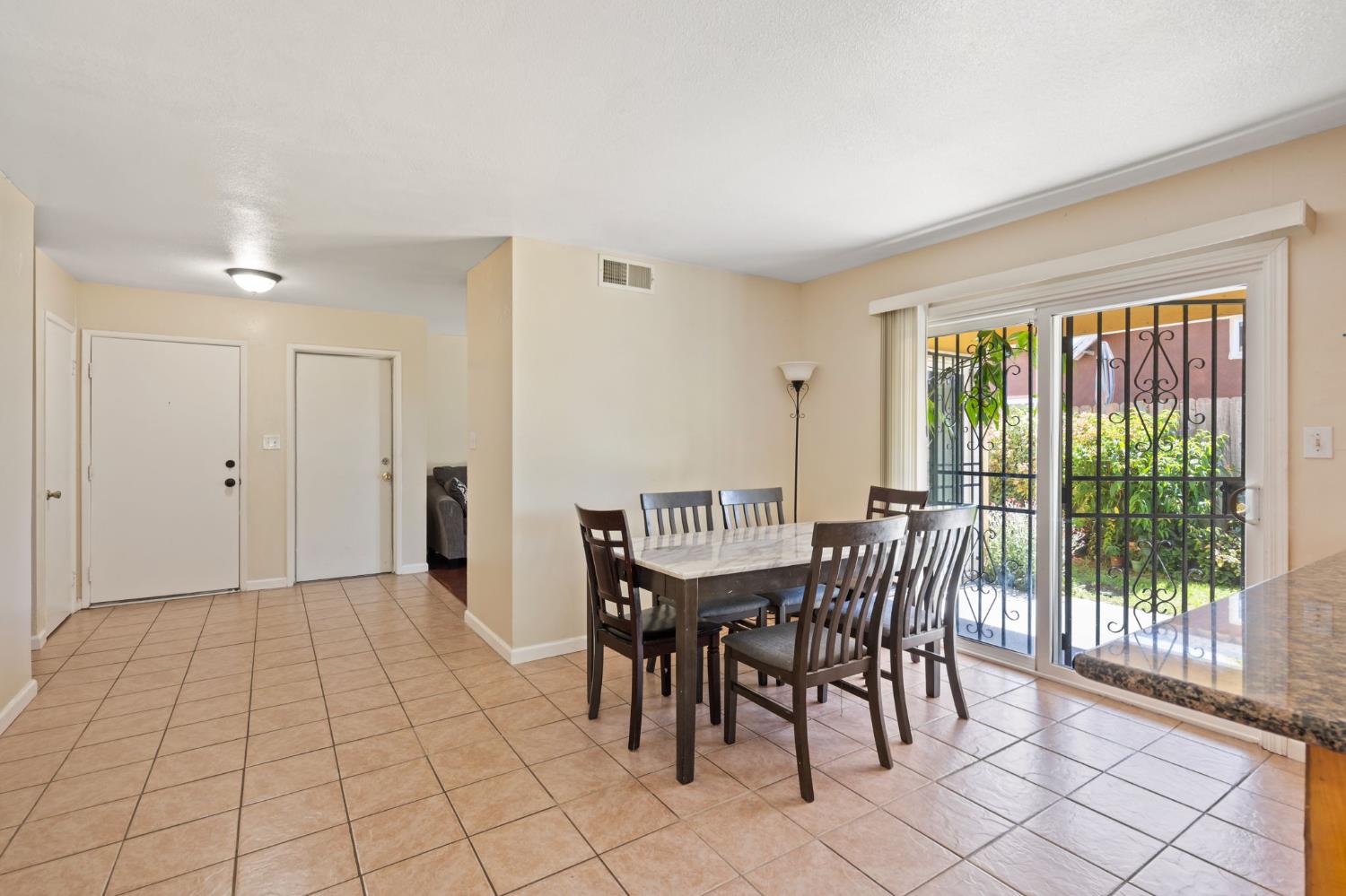 Detail Gallery Image 8 of 23 For 6099 Heath Way, Sacramento,  CA 95823 - 3 Beds | 2 Baths