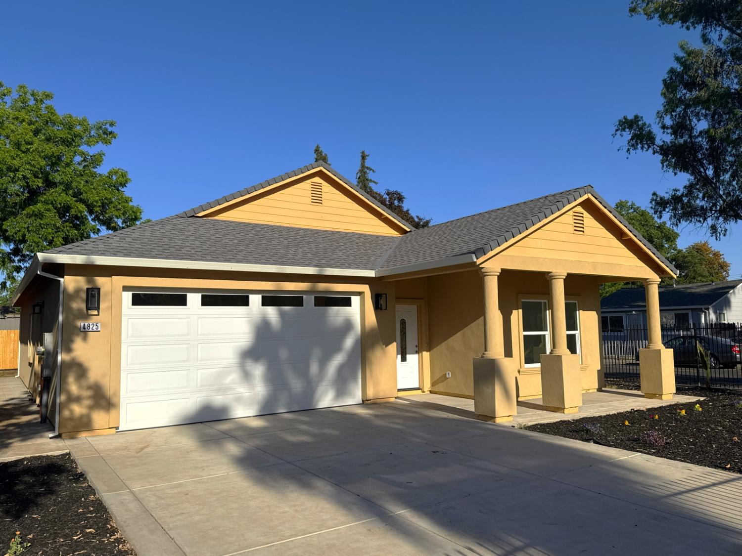 Detail Gallery Image 3 of 37 For 4825 36th St, Sacramento,  CA 95820 - 3 Beds | 2 Baths