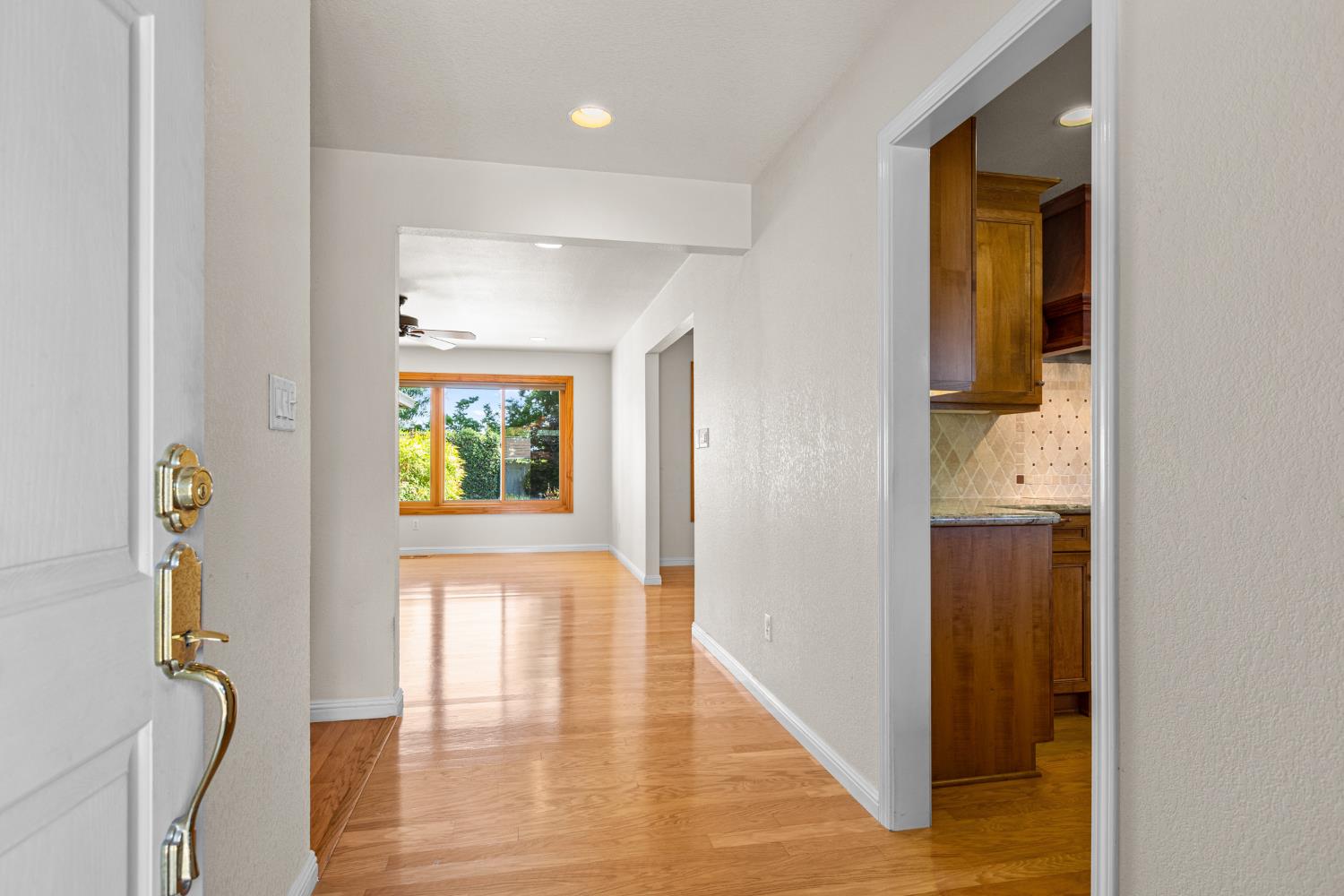 Detail Gallery Image 6 of 41 For 6840 Appomattox Way, Carmichael,  CA 95608 - 3 Beds | 2 Baths