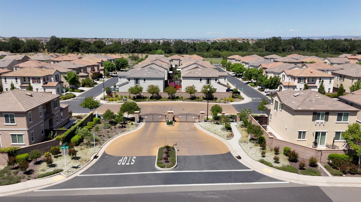 Detail Gallery Image 5 of 54 For 1032 Oakbriar Cir, Roseville,  CA 95747 - 4 Beds | 3 Baths
