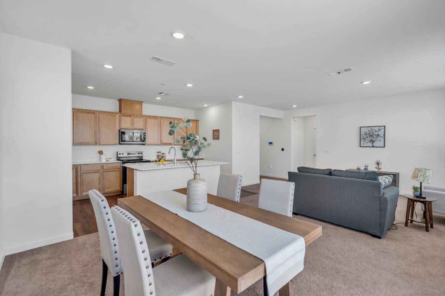 Detail Gallery Image 3 of 38 For 10109 Zane Way, Elk Grove,  CA 95757 - 3 Beds | 2 Baths